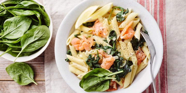 Penne au saumon fumé, épinards et sauce à la vodka